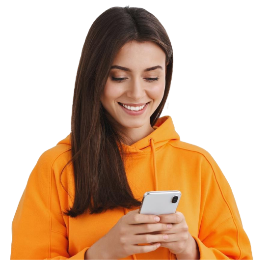 Mujer sonriendo sosteniendo su celular